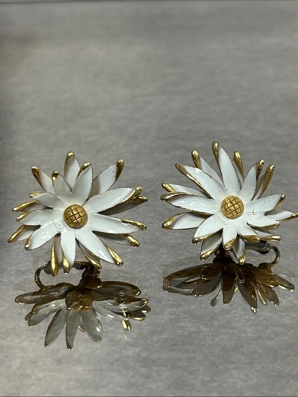 Vintage Marvella Gold-Tone White Daisy Clip-On Earrings - Women Jewelry